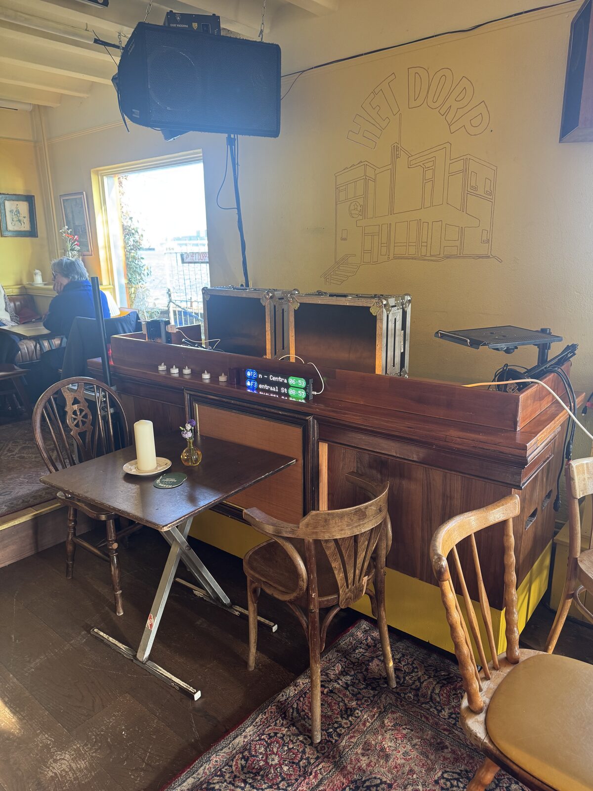 Timey XL in een café