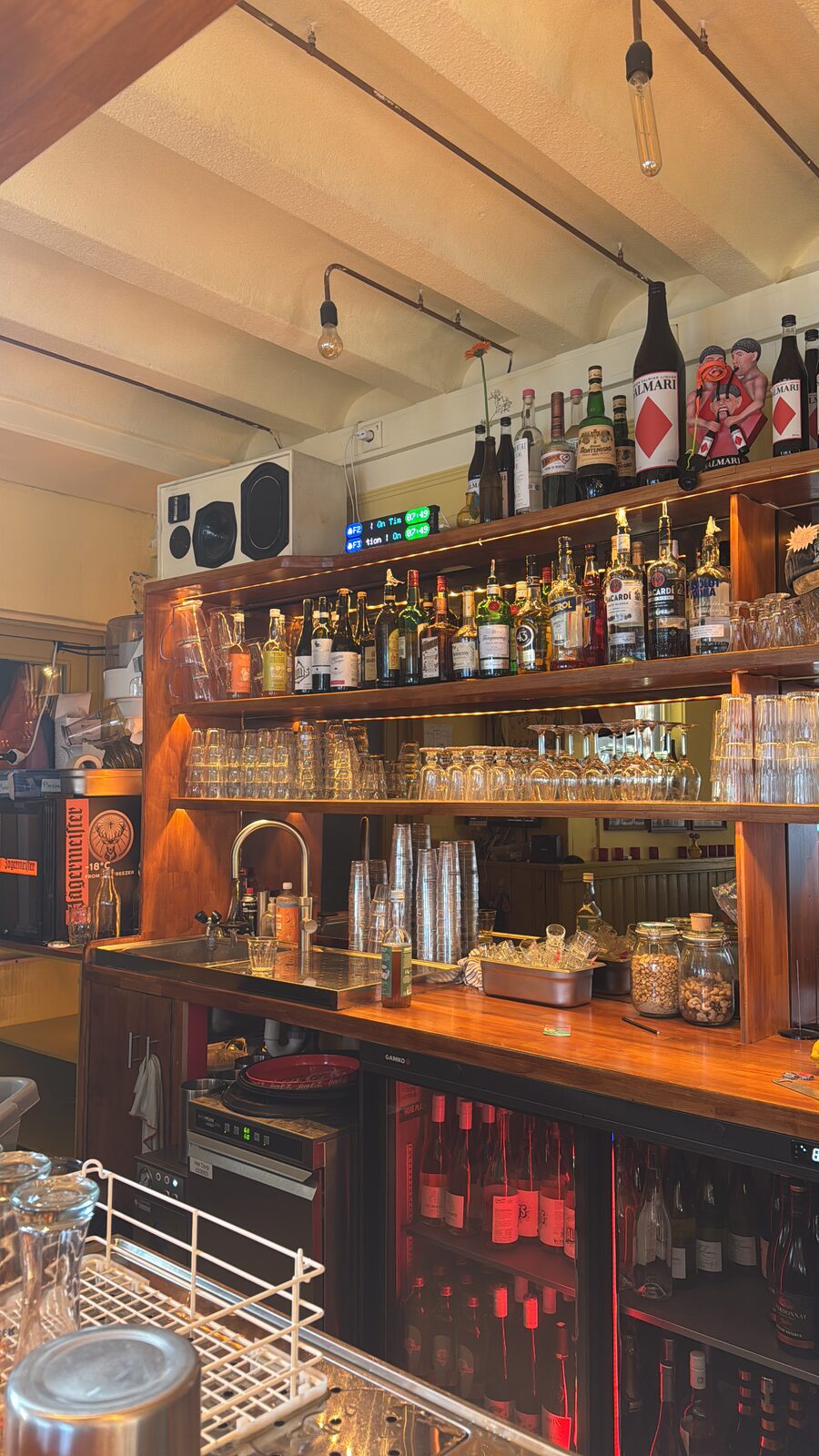 Timey XL achter de bar