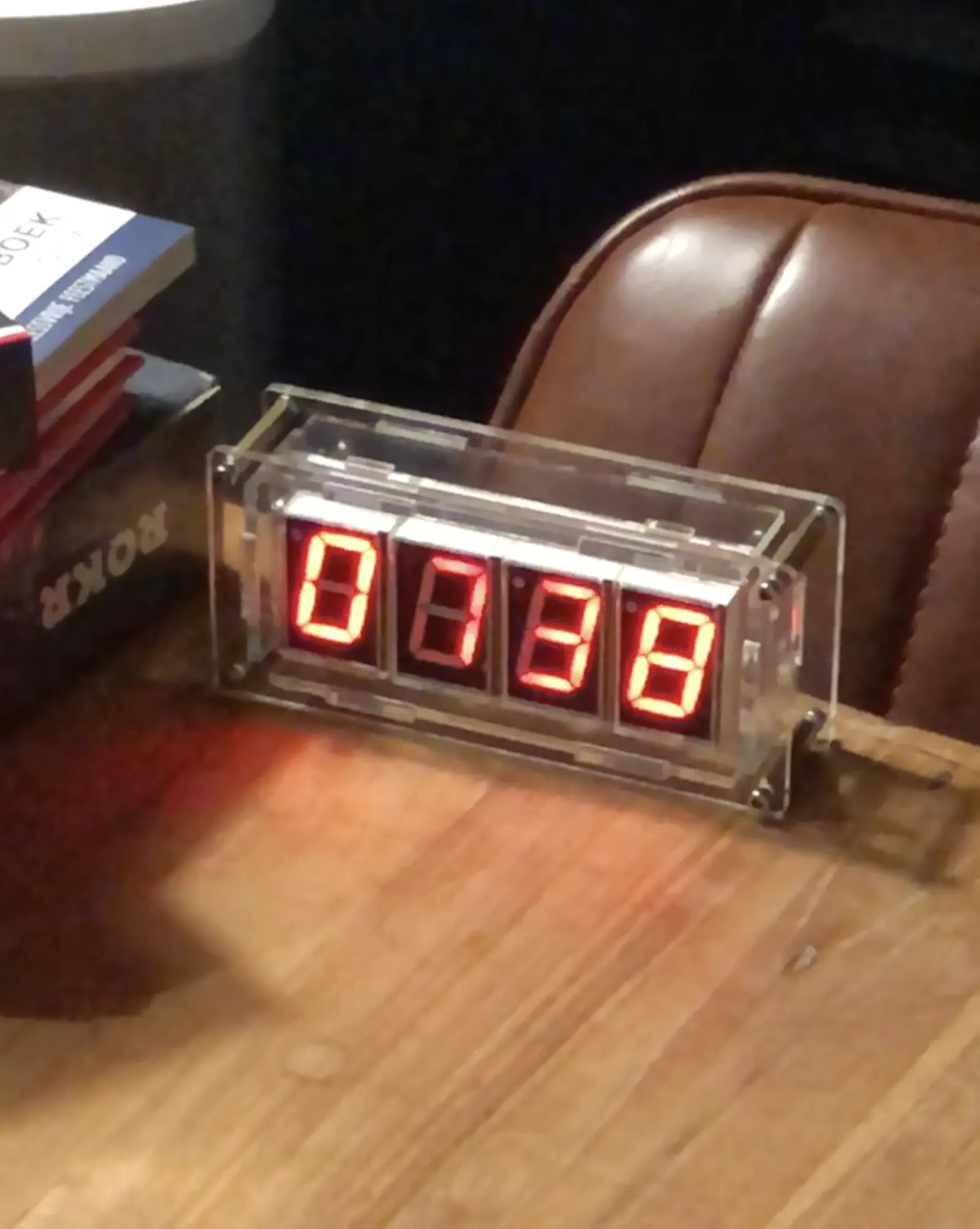 De allereerste versie: een analoge klok, met de hand geprogrammeerd